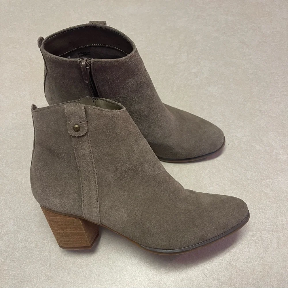 Bass Shiloh Suede Booties Size 7.5 Taupe Side Zip